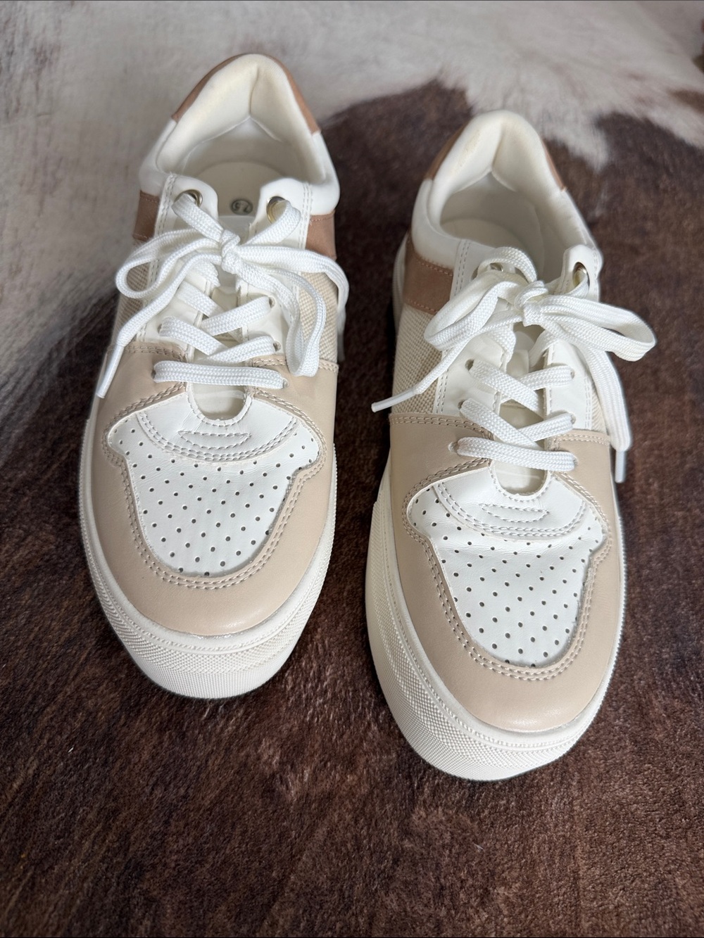 Falls Creek size 7.5 Beige and White Low-Top Sneakers